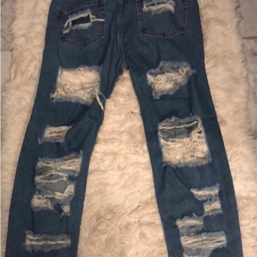 Last Day 🛍fashion nova adorable distressed jeans make sure you read below 👇!